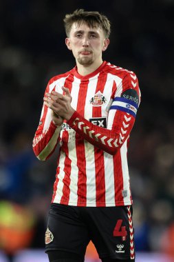 Sunderland 'dan Dan Neil, 17 Şubat 2025' te Leeds Road, Leeds, İngiltere 'de oynanan Sky Bet Şampiyonası' ndaki son düdük sesinden sonra taraftarları alkışlıyor.