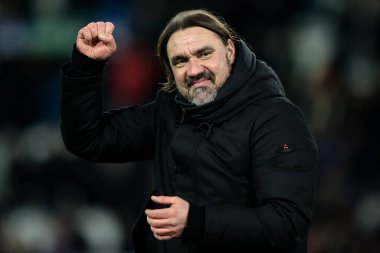 Leeds United takımının teknik direktörü Daniel Farke, 17 Şubat 2025 'te Leeds Road, İngiltere' de oynanan Sky Bet Şampiyonası maçında taraftarlarıyla 2-1 'lik galibiyeti kutluyor.