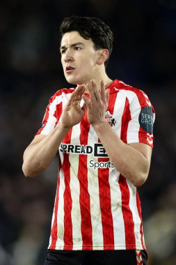 Sunderland 'dan Luke O' Nien, 17 Şubat 2025 'te Leeds Road, Leeds, İngiltere' de oynanan Sky Bet Şampiyonası final düdüğünün ardından taraftarları alkışlıyor.
