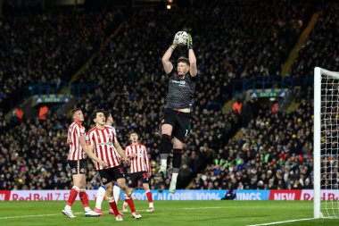 Sunderland 'dan Anthony Patterson 17 Şubat 2025' te Leeds Road, Leeds, İngiltere 'de oynanan Sky Bet Şampiyonası maçında yüksek topu kazanmak için sıçradı.
