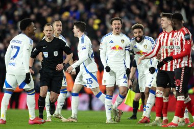 Leeds United takımından Ethan Ampad ve Jayden Bogle, 17 Şubat 2025 'te Leeds Road, İngiltere' de oynanan Sky Bet Sunderland maçında kazandıkları galibiyeti kutluyorlar.