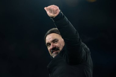 Leeds United takımının teknik direktörü Daniel Farke, 17 Şubat 2025 'te Leeds Road, İngiltere' de oynanan Sky Bet Şampiyonası maçında taraftarlarıyla 2-1 'lik galibiyeti kutluyor.