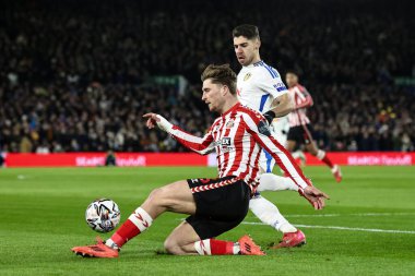 Sunderland 'dan Dennis Cirkin, Leeds United Malikanesi' nden Solomon of Leeds United 'ın 17 Şubat 2025' te Elland Road, Leeds, İngiltere 'de oynanan Leeds United - Sunderland maçında attığı topu temizliyor.