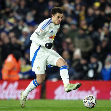 Leeds United takımından Ethan Ampadu 17 Şubat 2025 'te Leeds Road, Leeds, İngiltere' de oynanan Sky Bet Şampiyonası maçında pas verdi.
