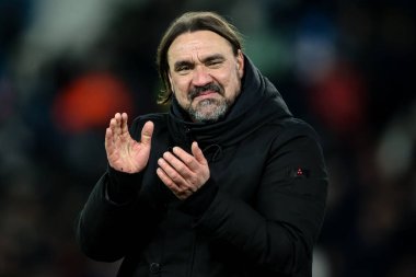 Leeds United takımının teknik direktörü Daniel Farke, 17 Şubat 2025 'te Leeds Road, İngiltere' de oynanan Sky Bet Şampiyonası maçında taraftarlarıyla 2-1 'lik galibiyeti kutluyor.
