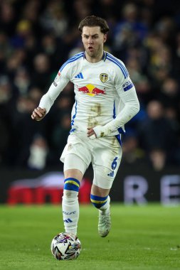 Leeds United takımından Joe Rodon 17 Şubat 2025 'te Leeds Road, Leeds, İngiltere' de Leeds United ile oynadığı Sky Bet Şampiyonası maçında topla birlikte oynadı.