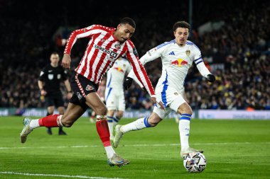 Sunderland 'dan Wilson Isidor, Leeds United takımından Ethan Ampadu' nun 17 Şubat 2025 'te Elland Road, Leeds, Birleşik Krallık' ta oynanan Sky Bet Şampiyonası karşılaşmasında attığı top ile son buluyor.