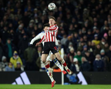 Sunderland 'dan Chris Rigg 17 Şubat 2025' te Leeds United ile Sunderland 'ın oynadığı Sky Bet Şampiyonası maçında yüksek topu kazanmak için atlıyor.