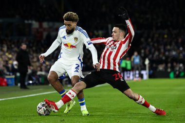 Leeds United takımından Jayden Bogle ve Sunderland takımından Enzo Le Fe, 17 Şubat 2025 'te Leeds Road, İngiltere' de oynanan Sky Bet Şampiyonası maçında Sunderland 'lı Jobe Bellingham için mücadele ettiler.