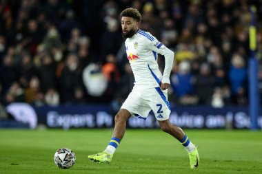 Leeds United takımından Jayden Bogle, 17 Şubat 2025 'te Leeds Road' da Leeds United ile Sunderland arasındaki Sky Bet Şampiyonası maçında pas attı.