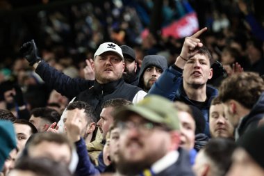 Leeds taraftarları Leeds United 'lı Pascal Struijk' in 17 Şubat 2025 'te Leeds Road, Leeds, Birleşik Krallık' ta oynanan Sky Bet Şampiyonası maçında 1-1 'lik galibiyetini kutluyorlar.