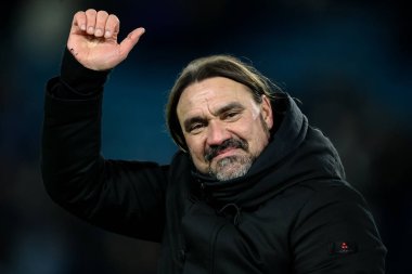 Leeds United takımının teknik direktörü Daniel Farke, 17 Şubat 2025 'te Leeds Road, İngiltere' de oynanan Sky Bet Şampiyonası maçında taraftarlarıyla 2-1 'lik galibiyeti kutluyor.