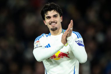 Leeds United takımından Pascal Struijk, 17 Şubat 2025 'te Leeds Road, Leeds, İngiltere' de oynanan Sky Bet Şampiyonası final düdüğünün ardından taraftarları alkışlıyor.