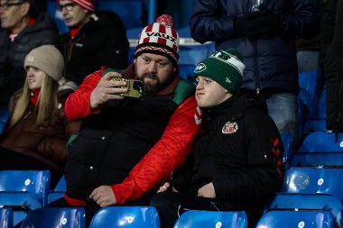 Baba ve oğul Sunderland taraftarları Gök İddia Şampiyonası maçında Leeds United ve Sunderland 'a karşı Elland Road, Leeds, İngiltere, 17 Şubat 2025