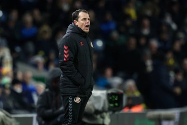 Sunderland teknik direktörü Rgis Le Bris 17 Şubat 2025 'te Leeds United ve Sunderland maçında teknik alanda tepki gösterdi.