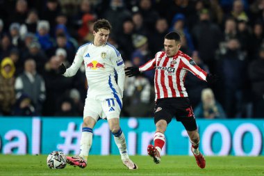 Leeds United takımından Brenden Aaronson, 17 Şubat 2025 'te Leeds, İngiltere' de Leeds Road 'da oynanan Sky Bet Şampiyonası karşılaşmasında Sunderland' lı Enzo Le Fe 'nin baskısının yarattığı topu tutuyor.