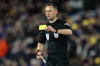 Hakem Stuart Attwell Leeds United takımından Ao Tanaka 'ya 17 Şubat 2025' te Leeds Road, Leeds, İngiltere 'de Leeds United ve Sunderland maçında sarı kart verdi.