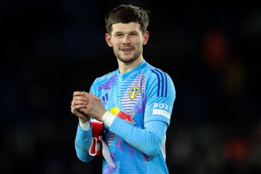 Leeds United takımından Illan Meslier, 17 Şubat 2025 'te Leeds, İngiltere' deki Elland Road, Leeds 'de oynanan Sky Bet Şampiyonası' ndaki son düdük sesinden sonra taraftarları alkışlıyor.