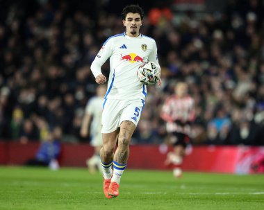 Leeds United takımından Pascal Struijk, 17 Şubat 2025 'te Leeds Road, İngiltere' de Leeds United ile oynanan Sky Bet Şampiyonası karşılaşmasında topla birleşti.