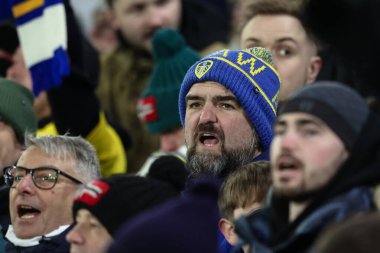 Leeds taraftarları 17 Şubat 2025 'te İngiltere' de Leeds Road, Leeds 'de Leeds United ile Sunderland arasındaki Sky Bet Şampiyonası maçında şarkı söylüyor.