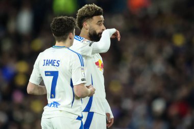 Daniel James, Leeds United takımından Jayden Bogle ile 17 Şubat 2025 'te Leeds Road, İngiltere' de oynanan Sky Bet Şampiyonası maçında Leeds United ve Sunderland maçında konuşuyor.