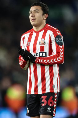 Sunderland 'dan Ian Poveda, 17 Şubat 2025' te İngiltere 'nin Leeds şehrinde oynanan Sky Bet Şampiyonası maçının son düdüğü sonrasında taraftarları alkışlıyor.