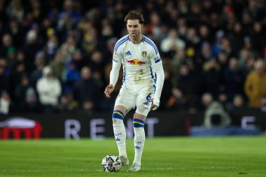 Leeds United takımından Joe Rodon 17 Şubat 2025 'te Leeds Road, Leeds, İngiltere' de Leeds United ile oynadığı Sky Bet Şampiyonası maçında topla birlikte oynadı.