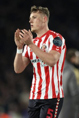 Sunderland 'dan Daniel Ballard, 17 Şubat 2025' te Leeds Road, Leeds, İngiltere 'de oynanan Sky Bet Şampiyonası' ndaki son düdük sesinden sonra taraftarları alkışlıyor.
