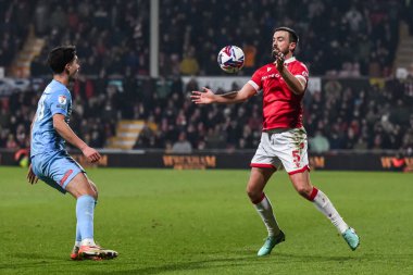 Wrexham 'dan Eoghan O' Connell 18 Şubat 2025 'te İngiltere' nin Wrexham-Leyton Orient maçında topu kontrol ediyor.