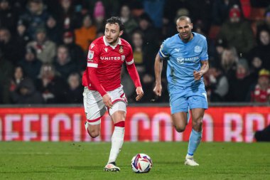 Wrexham 'dan Ollie Rathbone, 18 Şubat 2025' te İngiltere 'nin Wrexham-Leyton Orient maçında topa vuruyor.