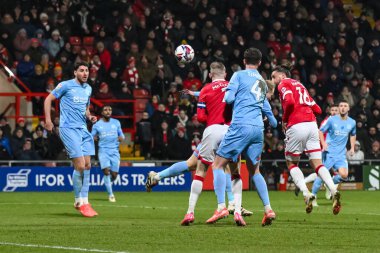 Wrexham 'dan Jay Rodriguez 18 Şubat 2025' te İngiltere 'nin Wrexham kentinde oynanan Wrexham-Leyton Orient maçında kaleye doğru ilerliyor.