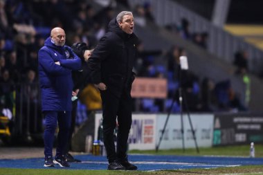 Huddersfield Town 'un Michael Duff menajeri 18 Şubat 2025' te Croud Meadow, Shrewsbury, İngiltere 'deki Shrewsbury Town - Huddersfield Town maçında oyuncularına bağırıyor.