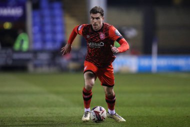 Huddersfield Town 'dan Josh Ruffels, 18 Şubat 2025' te Croud Meadow, Shrewsbury, İngiltere 'de oynanan Shrewsbury Town - Huddersfield Town maçında topla birlikte ilerliyor.
