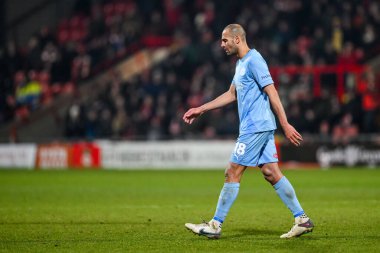 Leyton Orient 'ten Darren Pratley, 18 Şubat 2025' te İngiltere 'nin Wrexham-Leyton Orient maçında Hakem Darren Drysdale' den ikinci sarı renkte ayrıldıktan sonra sahadan ayrıldı.