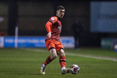 Huddersfield Town 'dan Josh Ruffels, 18 Şubat 2025' te Croud Meadow, Shrewsbury, İngiltere 'de oynanan Skrewsbury Town-Huddersfield Town maçında pas veriyor.
