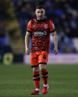Huddersfield Town 'dan Joe Hodge Gök Bahis Ligi 1 maçında Shrewsbury Town, Huddersfield Town' a karşı Croud Meadow, Shrewsbury, İngiltere, 18 Şubat 2025