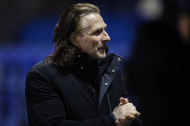 Shrewsbury Town 'un Gareth Ainsworth teknik direktörü Shrewsbury Town - Huddersfield Town maçı sırasında 18 Şubat 2025' te Croud Meadow, Shrewsbury