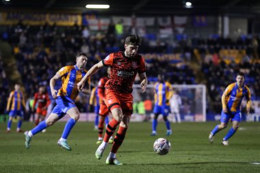 Huddersfield Town 'dan Antony Evans 18 Şubat 2025' te İngiltere 'nin Croud Meadow kentinde oynanan Skrewsbury Town - Huddersfield Town maçında maç yapıyor.