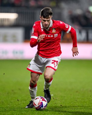 Wrexham 'dan Ryan Barnett, 18 Şubat 2025' te İngiltere 'nin Wrexham-Leyton Orient maçında topa vuruyor.