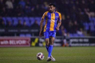Shrewsbury Town 'dan Malvind Benning, 18 Şubat 2025' te Croud Meadow, Shrewsbury, İngiltere 'de oynanan Shrewsbury Town - Huddersfield Town maçında pas veriyor.