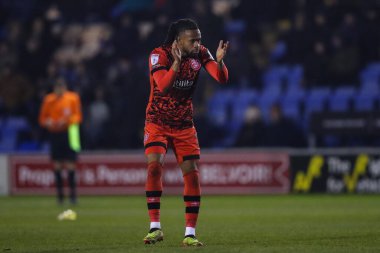Huddersfield Town 'dan David Kasumu, 18 Şubat 2025' te Croud Meadow, Shrewsbury 'deki Shrewsbury Town - Huddersfield Town maçında takım arkadaşlarını alkışlıyor.