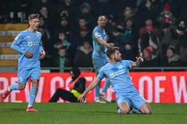 Leyton Orient takımından Charlie Kelman, 18 Şubat 2025 'te İngiltere' de oynanan SToK Cae Ras, Wrexham-Leyton Orient maçında 1-1 kazanma golünü kutluyor.