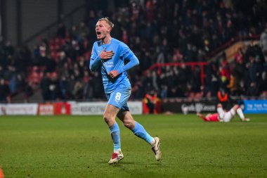 Leyton Orient takımından Jordan Brown, 18 Şubat 2025 'te İngiltere' nin Wrexham-Leyton Orient maçının galibiyetini kutluyor.