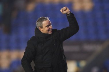 Huddersfield Town 'un Michael Duff Menajeri takımının 18 Şubat 2025' te Croud Meadow, Shrewsbury, İngiltere 'de oynanan Shrewsbury Town-Huddersfield maçında kazandığı maçı kutluyor.