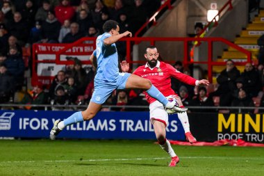 Wrexham 'dan Steven Fletcher ve Leyton Orient' ten Rarmani Edmonds-Green 18 Şubat 2025 'te SToK Cae Ras, Wrexham, İngiltere' de oynanan Wrexham - Leyton Orient maçında top için mücadele ettiler.