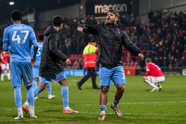 Leyton Orient takımından Charlie Kelman, 18 Şubat 2025 'te Wrexham-Leyton Orient maçının sonunda taraftarlarıyla birlikte SToK Cae Ras, Wrexham, İngiltere' de galibiyetini kutluyor.