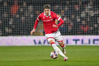 Wrexham 'dan Lewis Brunt, 18 Şubat 2025' te İngiltere 'nin Wrexham-Leyton Orient maçında topa vuruyor.
