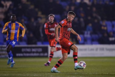 Huddersfield Town 'dan Callum Marshall, 18 Şubat 2025' te Croud Meadow, Shrewsbury, İngiltere 'de oynanan Shrewsbury Town-Huddersfield maçında topu kontrol ediyor.
