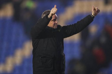 Huddersfield Town 'un Michael Duff Menajeri takımının 18 Şubat 2025' te Croud Meadow, Shrewsbury, İngiltere 'de oynanan Shrewsbury Town-Huddersfield maçında kazandığı maçı kutluyor.