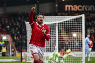 Wrexham 'dan Ollie Rathbone, 18 Şubat 2025' te Wrexham-Leyton Orient maçında Wrexham - SToK Cae Ras, Wrexham, Birleşik Krallık 'ta 1-0 berabere kalma golünü kutluyor.